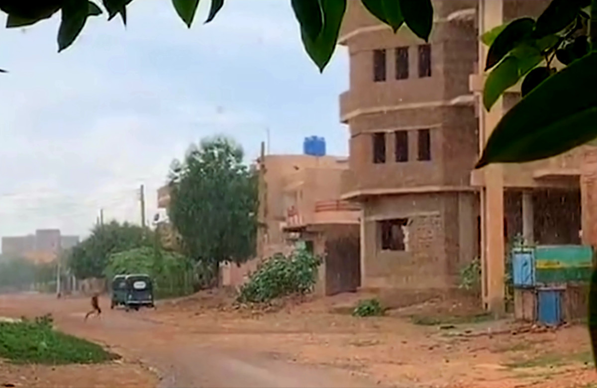 إشادة كبيرة بخبيرين تربويين في حي الواحة في أم درمان
