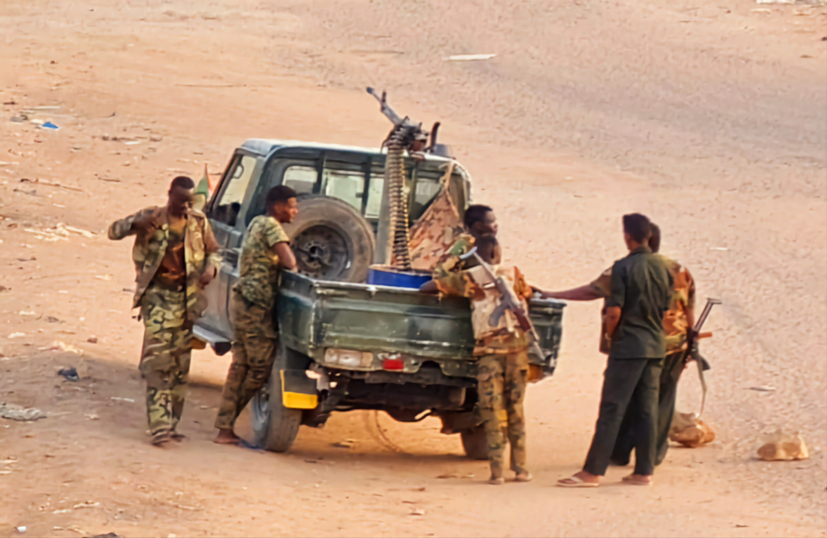 عسكريون يتبعون للجيش السوداني ينشرون مقاطع من داخل منطقة الحاج عبد الله