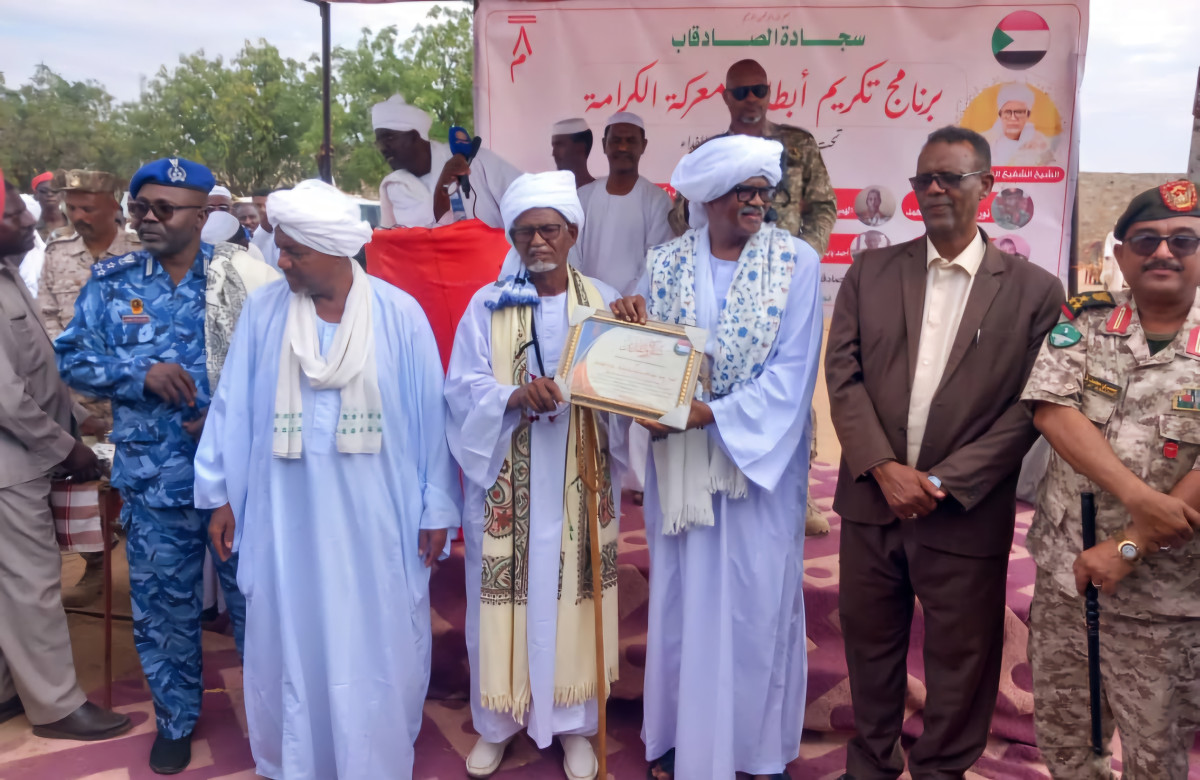 سجادة الصادقاب تكرم ضباط الجيش و تحصل على وعد ثمين من والي القضارف