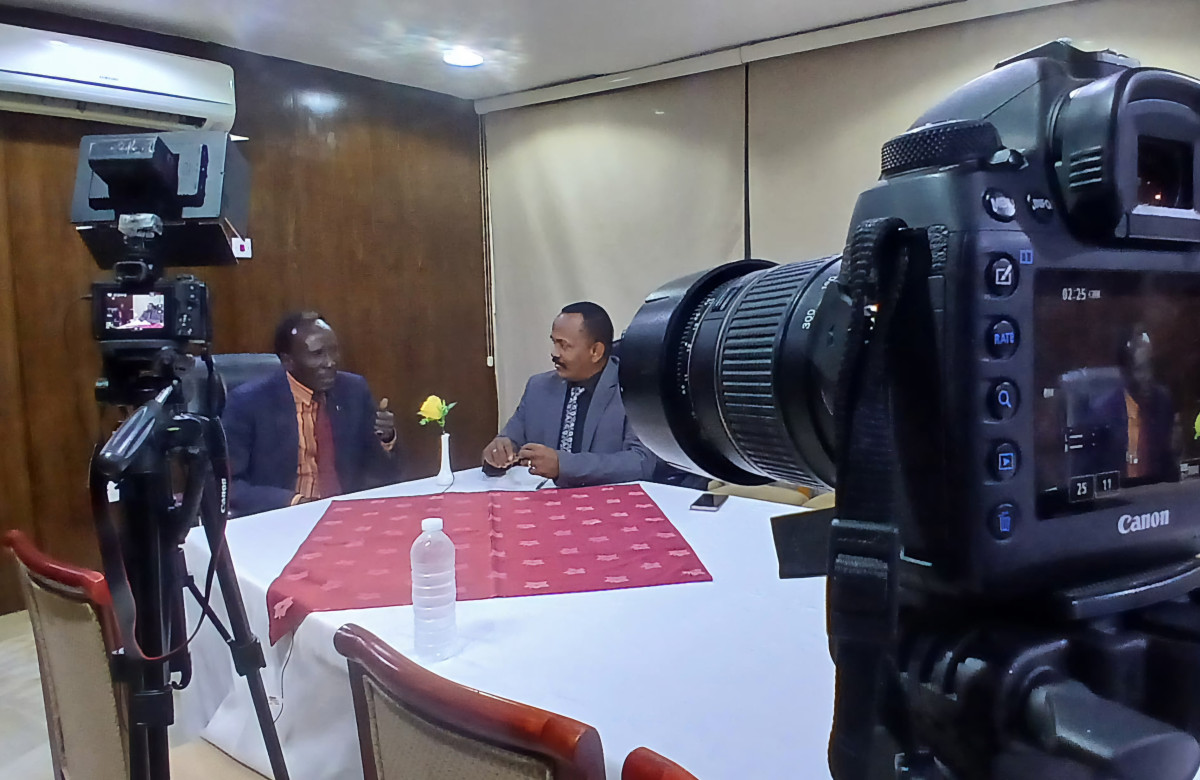حوار الساعة برنامج يبث على سنايبر TV